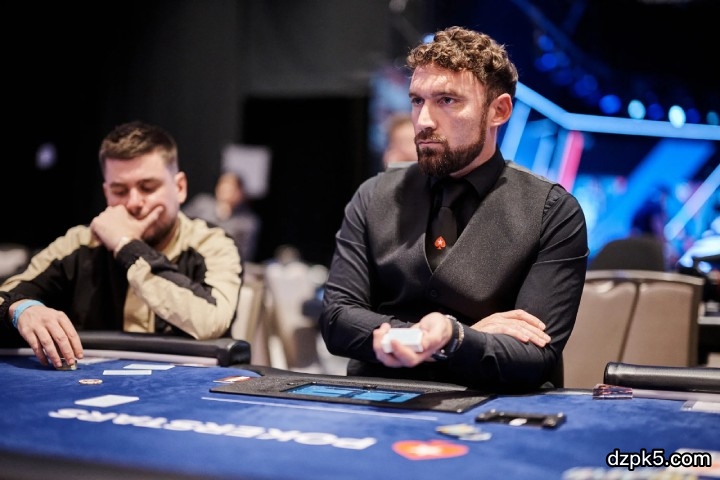 当发牌员失误,亮出了你需要的牌,这手牌到底该不该弃?